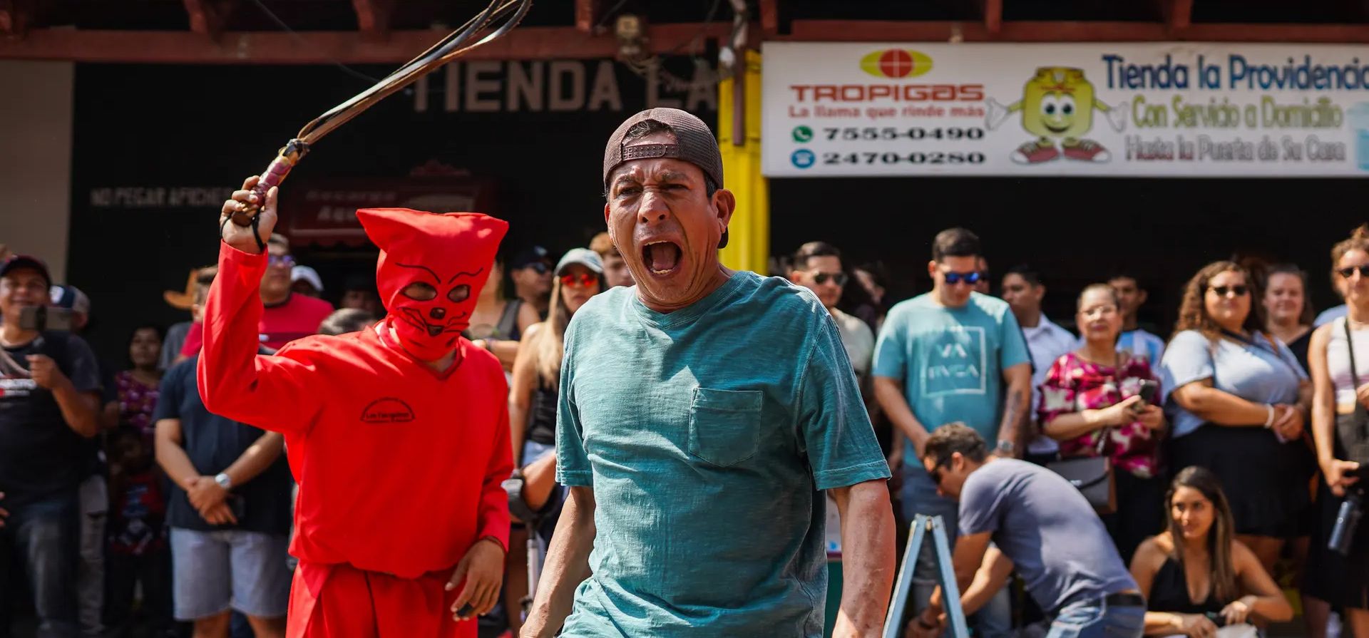 Un devoto gesticula después de ser azotado por un juerguista vestido como un talcigüine (diablo) durante una celebración masiva en Texistepeque, El Salvador. Fotografía: Camilo Freedman/Sopa Images/Rex/Shutterstock