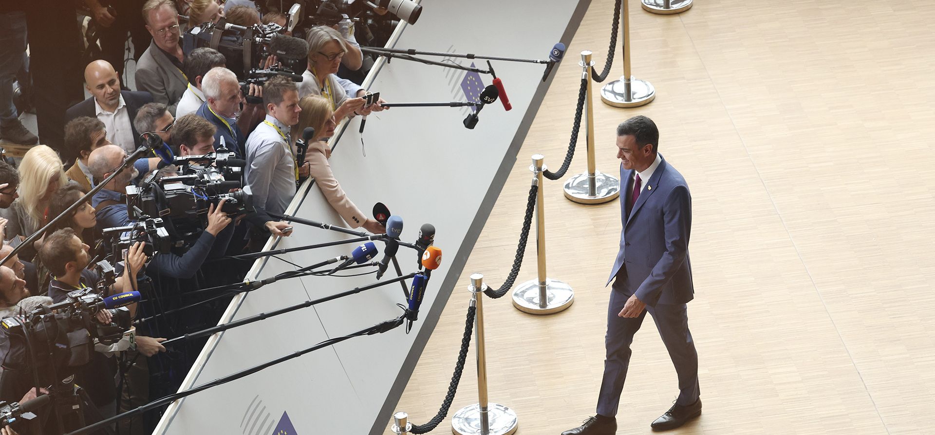 El presidente del Gobierno de España, Pedro Sánchez, habla con los medios cuando llega a una cumbre de la UE en el edificio del Consejo Europeo en Bruselas, el jueves 29 de junio de 2023. Los líderes europeos se reúnen para una cumbre de dos días para discutir sobre Ucrania, la migración y la economía. (Foto AP/Geert Vanden Wijngaert) El presidente del Gobierno de España, Pedro Sánchez, habla con los medios cuando llega a una cumbre de la UE en el edificio del Consejo Europeo en Bruselas, el jueves 29 de junio de 2023. Los líderes europeos se reúnen para una cumbre de dos días para discutir sobre Ucrania, la migración y la economía. (Foto AP/Geert Vanden Wijngaert)