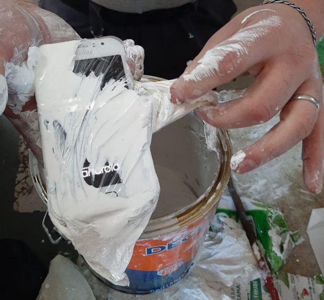 Celulares camuflados en tarros de pintura que fueron incautados en la cárcel de Piñero el 22 de septiembre pasado.
