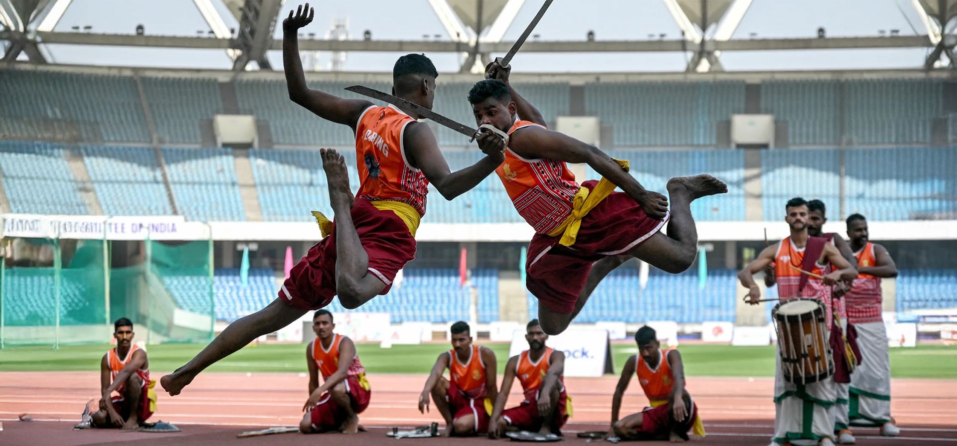 Cadetes del Ejército realizan Kalaripayattu, un arte marcial, durante la ceremonia inaugural del Gran Premio Mundial de Para Atletismo en el estadio Jawaharlal Nehru, Nueva Delhi, India. Fotografía: Arun Sankar/AFP/Getty Images