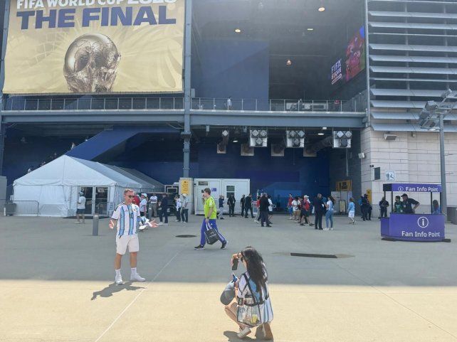 Los hinchas argentinos entran al MetLife de Nueva York donde se jugará la final del Mundial.