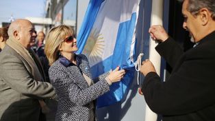 Vestida de celeste y blanco, Facundo Zuviría conmemora el Día de la Bandera