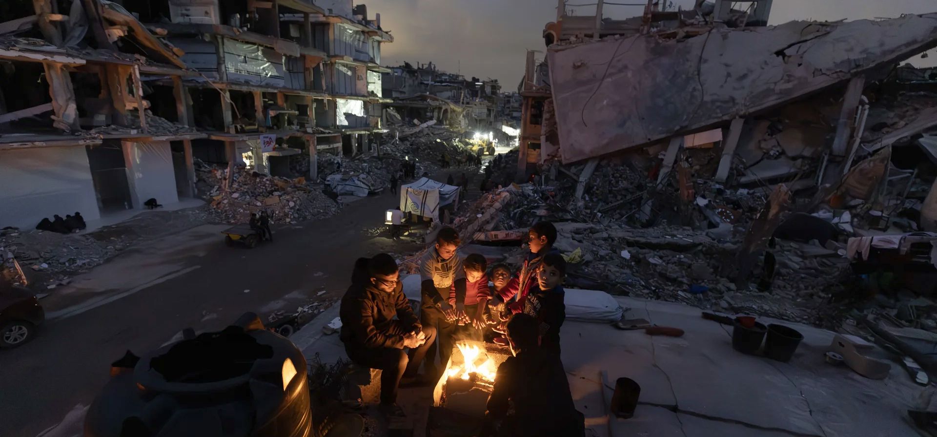 Los palestinos que viven entre los edificios derrumbados después del alto el fuego intentan calentarse con fuego en el campo de refugiados de Jabalia, en la ciudad de Gaza, Jabalia, Gaza. Fotografía: Mahmoud Hamda/Anadolu/Getty Images Los palestinos que viven entre los edificios derrumbados después del alto el fuego intentan calentarse con fuego en el campo de refugiados de Jabalia, en la ciudad de Gaza, Jabalia, Gaza. Fotografía: Mahmoud Hamda/Anadolu/Getty Images