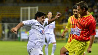 Maradona hizo un gol y golpeó a un periodista en un partido por la paz