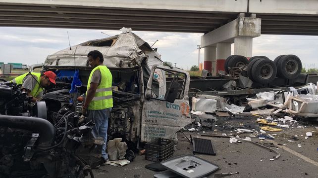 Un camión que transportaba cocinas cayó desde el puente que cruza las rutas A012 y la 33