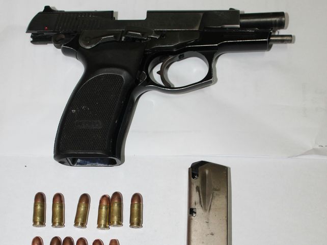 Una pareja de adolescentes detenidos con un arma de guerra