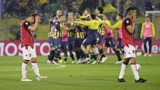 Los jugadores de Newells sufren la derrota ante Central.