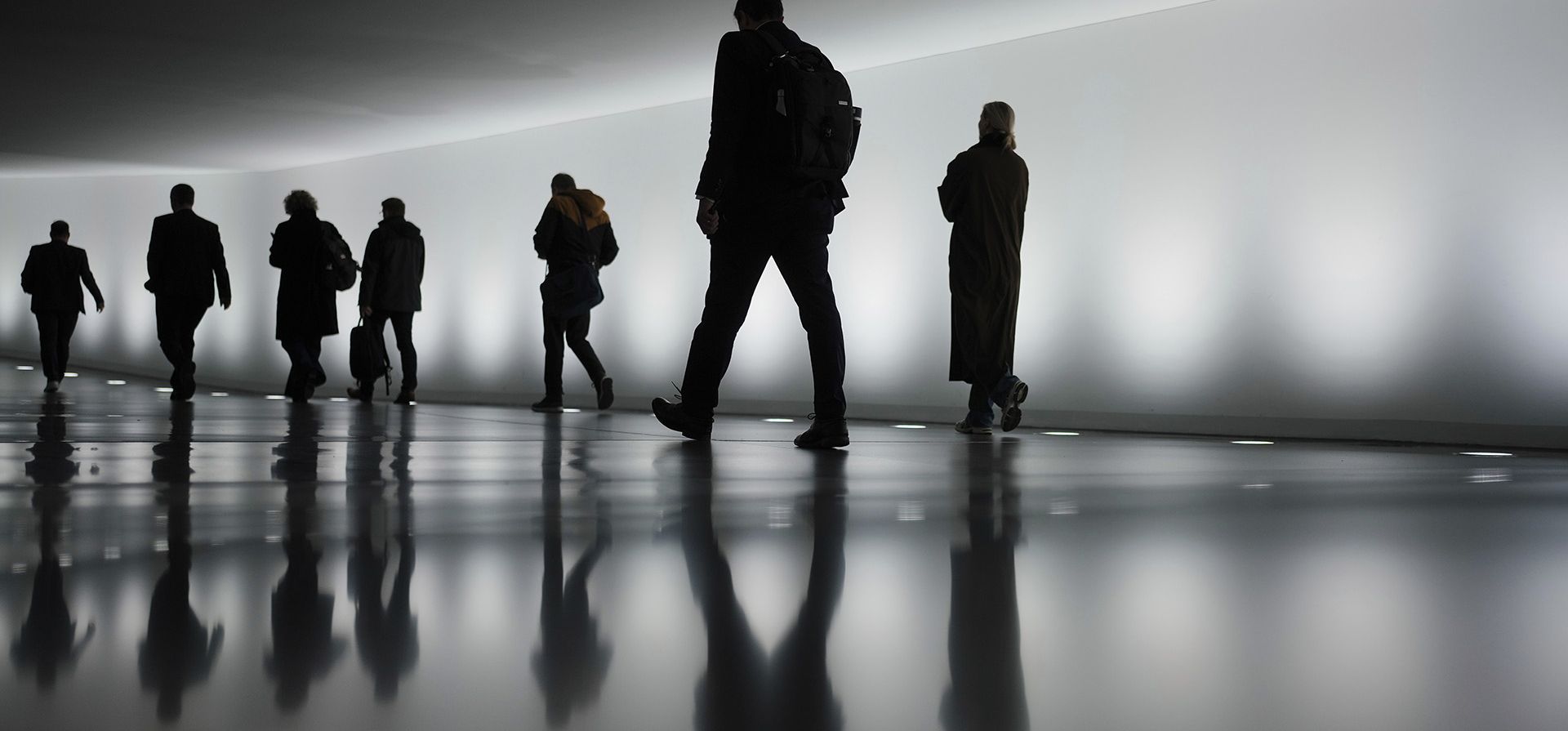 La gente camina por un túnel hacia la sala de plenos del parlamento federal alemán, Bundestag, en el edificio del Reichstag en Berlín, Alemania, el miércoles 20 de marzo de 2024. (Foto AP/Markus Schreiber) La gente camina por un túnel hacia la sala de plenos del parlamento federal alemán, Bundestag, en el edificio del Reichstag en Berlín, Alemania, el miércoles 20 de marzo de 2024. (Foto AP/Markus Schreiber)