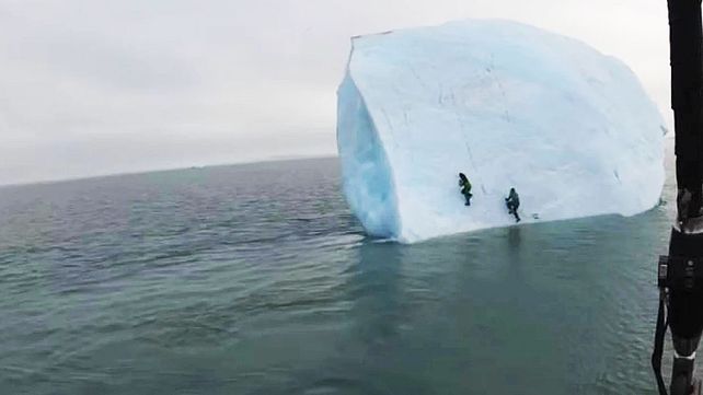 Video: Quedan debajo de un iceberg cuando intentaban escalarlo