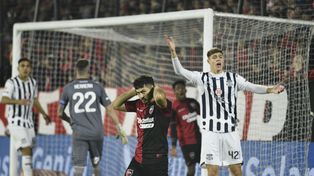 Pérez Tica tuvo la más clara de Newell’s en el complemento, apenas entró. Recibió de Portillo y su remate se estrelló en el travesaño.