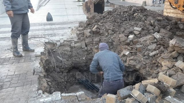 Este miércoles también se ejecutaron reparaciones sobre una cañería de agua potable en calle Chile