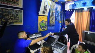 Un hincha de Boca se lleva en carné de su hijo. Foto UNO Diego Arias.&nbsp;