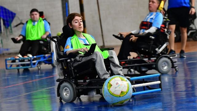 Powerchair Football es un deporte mixto creado para personas que por sus patologías utilizan una silla de ruedas motorizada para la vida diaria.
