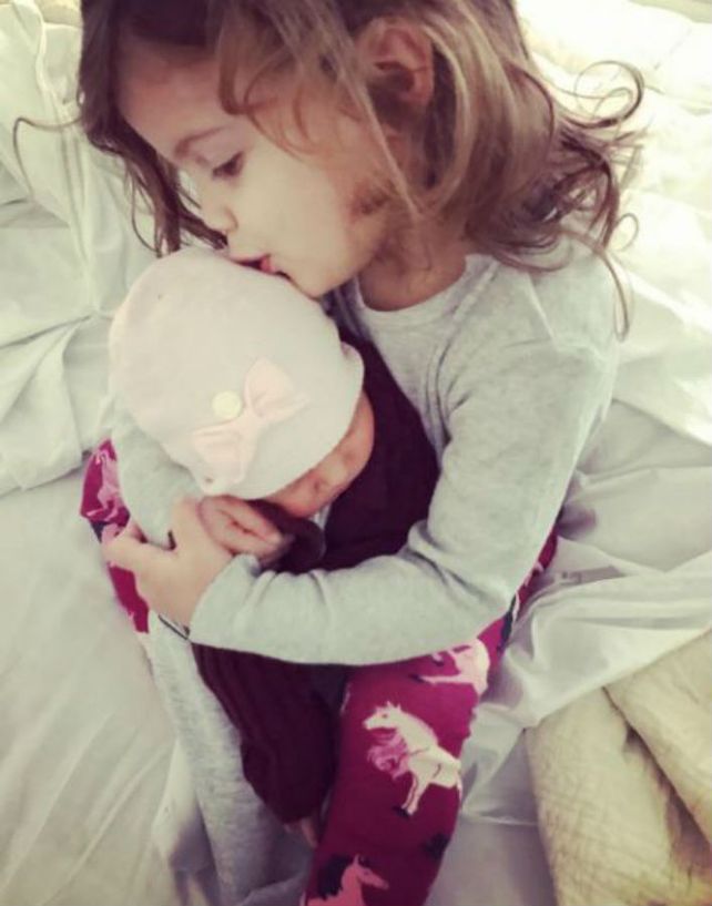 Francesca abraza a su hermana