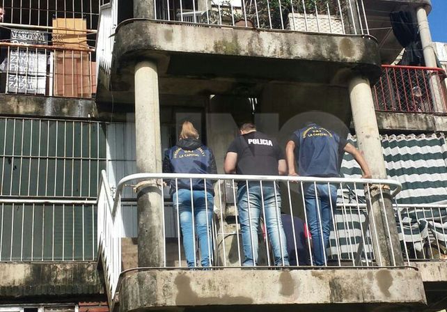B° Centenario: un detenido con marihuana y balas de guerra en un departamento del Fonavi