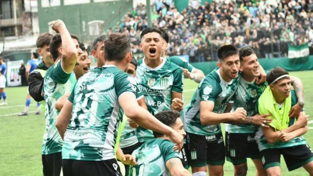 Excursionistas hizo historia: goleó 4-0, salió campeón y volvió a la Primera Nacional tras 54 años
