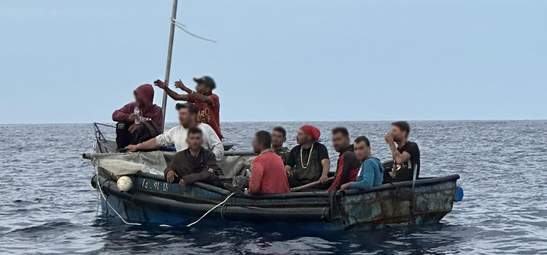 Una embarcación precaria con varios inmigrantes abordo que fue interceptada cerca de Boca Ratón, Florida, Estados Unidos. La Guardia Costera de EE.UU. repatrió este lunes a 143 inmigrantes cubanos producto de 10 interceptaciones de embarcaciones, la mayor parte en aguas de los Cayos de Florida, en el extremo sur de Florida. Foto: EFE