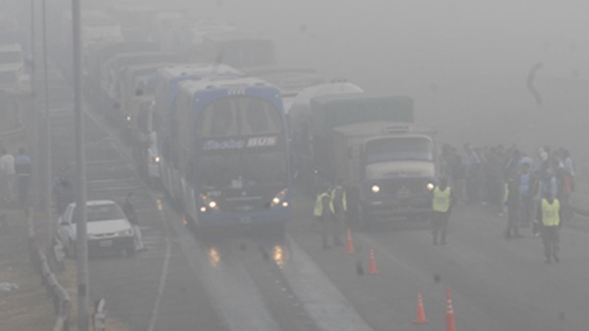 La niebla obligó a cerrar rutas de todo el país y debieron lanzar un ...