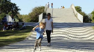 Quedó cuadripléjico tras caer de un juego en el parque Alem