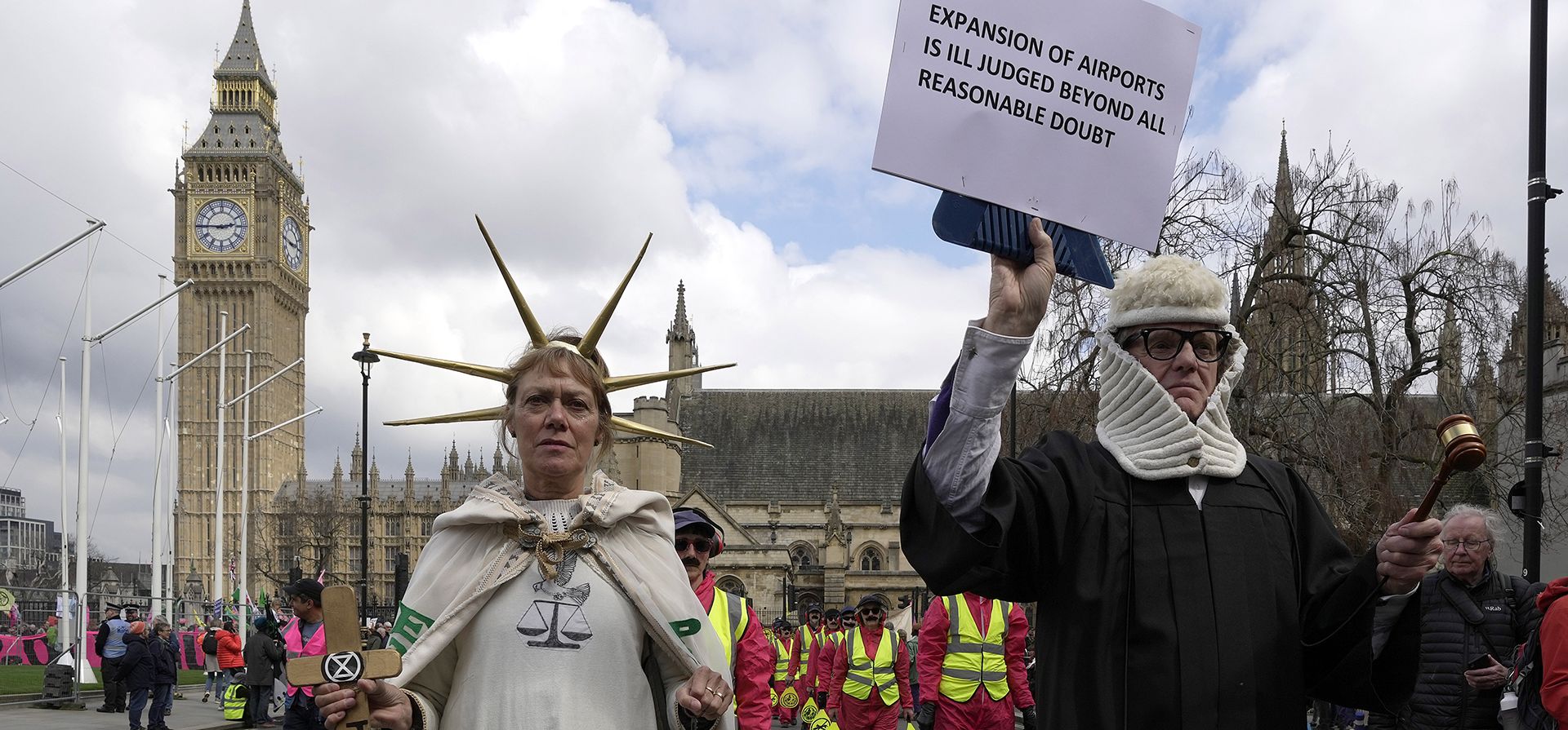 Activistas protestan frente a las Casas del Parlamento en Londres, el viernes 21 de abril de 2023. Grupos de activistas y ONG, incluidas Extinction Rebellion y comunidades costeras preocupadas por las inundaciones, protestarán frente a las Casas del Parlamento durante cuatro días, con el objetivo de alentar al Gobierno a tomar acciones adicionales para mitigar y adaptarse al cambio climático. (Foto AP/Kin Cheung)
