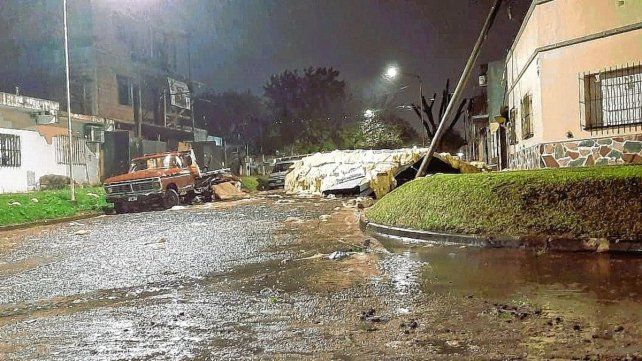 Uno de los techos que se voló en Concepción del Uruguay por las fuertes ráfagas de viento.