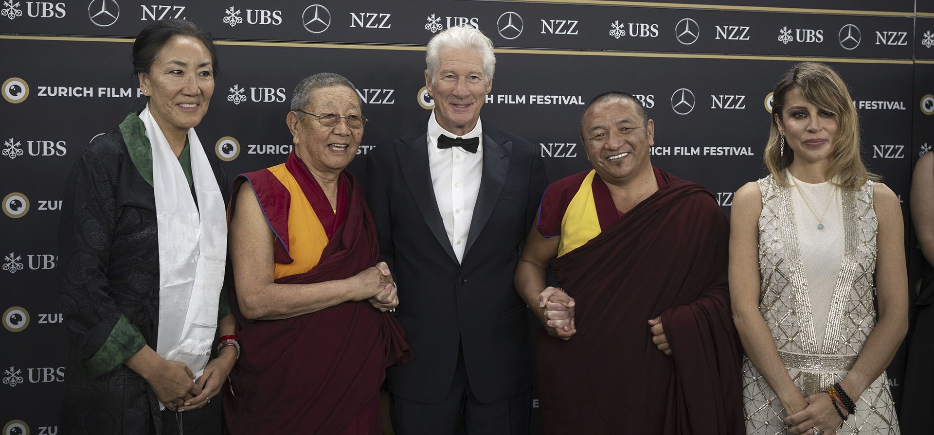 Richard Gere y su esposa Alejandra, a la derecha, posan en la alfombra verde antes de la proyección de la película Wisdom of Happiness en el 20º Festival de Cine de Zúrich (ZFF), en Zúrich, Suiza, el martes 8 de octubre de 2024. (Ennio Leanza/Keystone vía AP) Richard Gere y su esposa Alejandra, a la derecha, posan en la alfombra verde antes de la proyección de la película Wisdom of Happiness en el 20º Festival de Cine de Zúrich (ZFF), en Zúrich, Suiza, el martes 8 de octubre de 2024. (Ennio Leanza/Keystone vía AP)