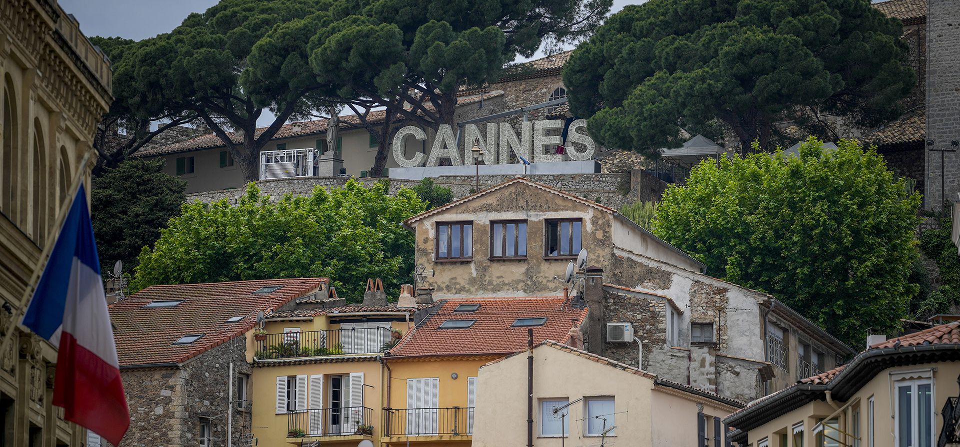 El letrero de Cannes aparece sobre el casco antiguo antes del 77° festival internacional de cine, Cannes, sur de Francia, el lunes 13 de mayo de 2024. El festival de cine de Cannes se llevará a cabo del 14 al 25 de mayo de 2024. (Foto AP/Andreea Alexandru)
