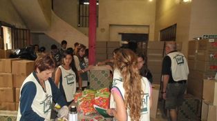 en acción. Voluntarios del Banco de Alimentos Rosario (BAR) seleccionando productos en una de las tantas movidas solidarias.
