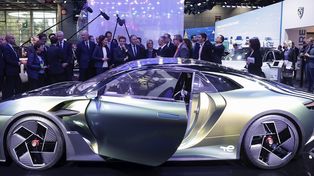 El presidente francés, Emmanuel Macron, ve el Peugeot DS E-Tense Performance en el Salón del automóvil de París, el 17 de octubre de 2022. Europa está liderando la carga hacia los vehículos eléctricos a medida que los automóviles a batería salen de su nicho de mercado de primeros usuarios y entran en el mercado.
