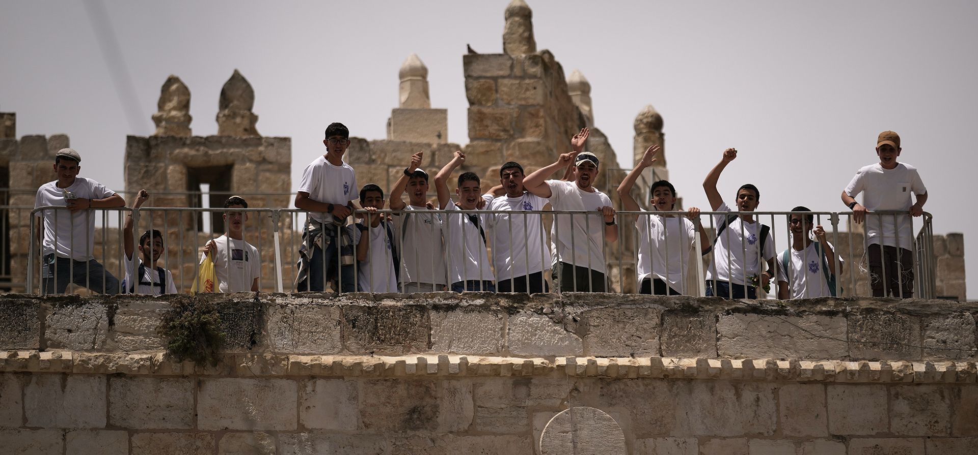 Israelíes corean consignas mientras se congregan en la Ciudad Vieja para participar en una marcha con motivo del Día de Jerusalén, una festividad israelí que celebra la captura de Jerusalén Este en la guerra de Oriente Medio de 1967, en Jerusalén, el jueves 14 de mayo de 2026. (Foto AP/Leo Correa) Israelíes corean consignas mientras se congregan en la Ciudad Vieja para participar en una marcha con motivo del Día de Jerusalén, una festividad israelí que celebra la captura de Jerusalén Este en la guerra de Oriente Medio de 1967, en Jerusalén, el jueves 14 de mayo de 2026. (Foto AP/Leo Correa)