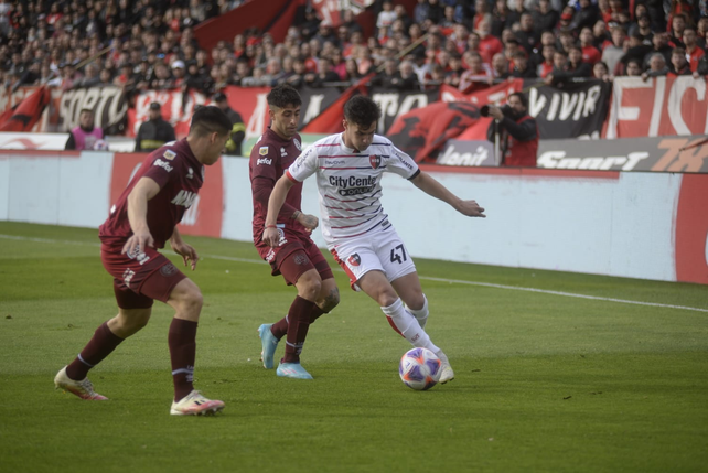 Newells derrotó 2 a 0 a Lanús y volvió al triunfo tras 8 partidos