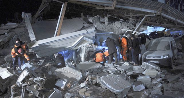 Al menos 5 muertos y 100 atrapados por escombros tras sismo en Turqu&iacute;a