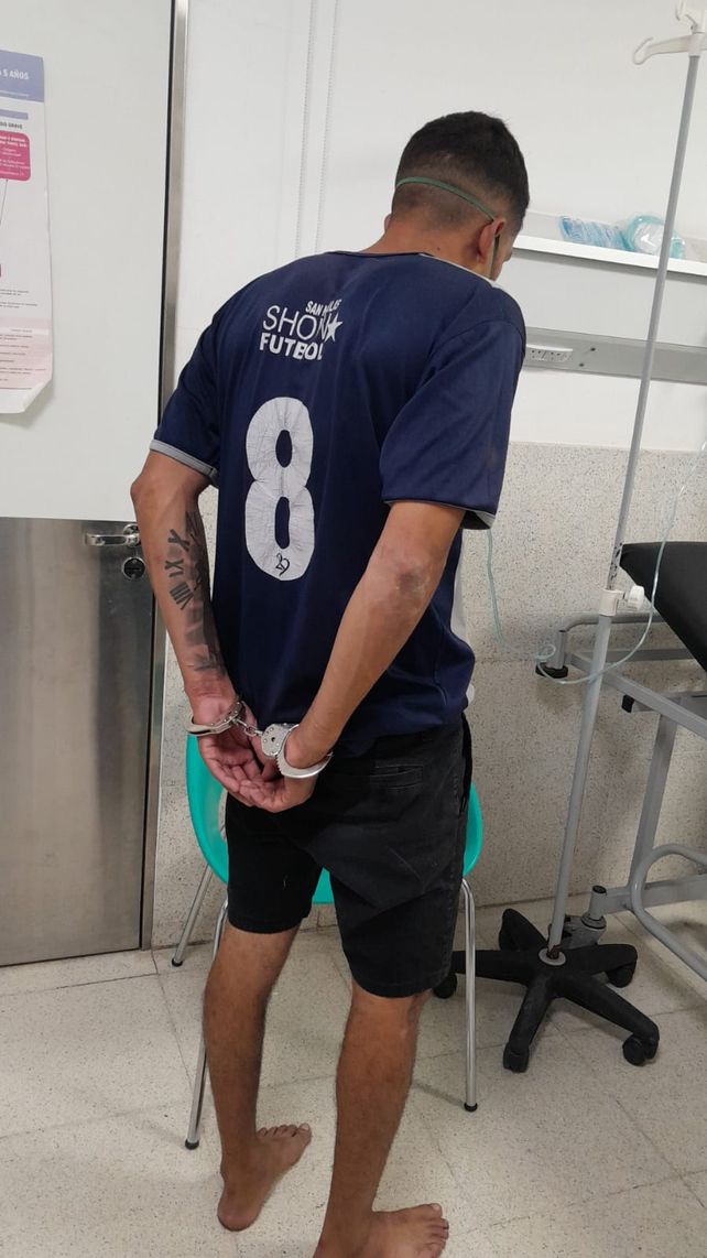 La policía rosarina detuvo a Gustavo Silva el 21 de abril de 2025 en Chaparro al 1600. Tenía pedido de captura por la fuga de presos de la comisaría 10ª