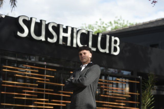 Bautista Loeschbor lidera las franquicias de SushiClub en Funes y Rosario.