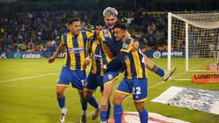 Gracias Laucha, para decirle Santi López con el gesto. Fue el primero de Rosario Central en un Gigante de Arroyito festivo ante Instituto.