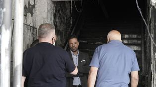 El presidente canalla dialoga con funcionarios de seguridad tras el ataque incendiario.