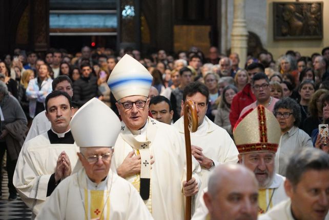 Una multitud de rosarinos despidió en la catedral al Papa Francisco