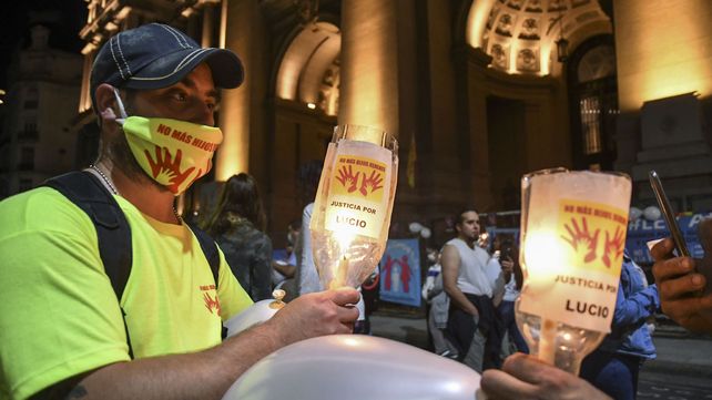 Manifestantes y miembros de distintas ONG realizaron una marcha de silencio, con velas y una suelta de globos frente al Palacio de los Tribunales porteños.