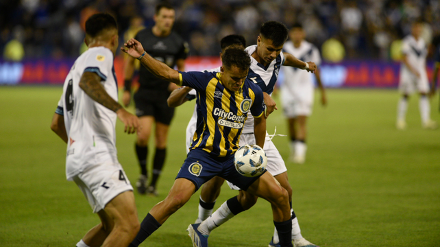 El juvenil Elías Ocampo es pura lucha ante la marca de dos rivales