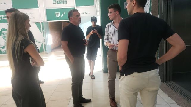 El presidente de Newell's, Ignacio Astore, en la antesala del vestuario del Florencio Sola, donde el primer equipo enfrentará a Banfield.