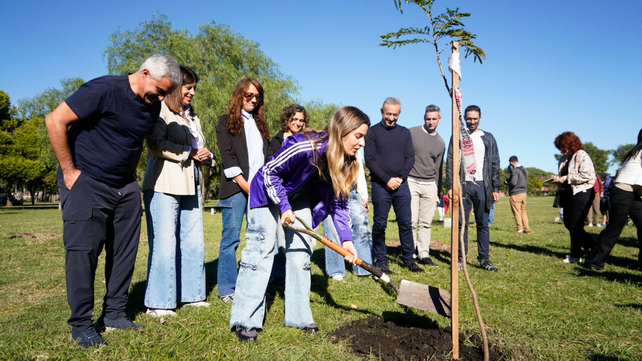 La ceremonia en el Bosque de la Memoria contó con la participación de familiares y víctimas de la represión.