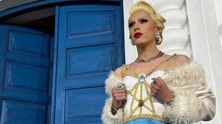 Fue ovacionada la Evita Drag Queen que cantó el himno en la Casa de Tucumán, también generó polémica