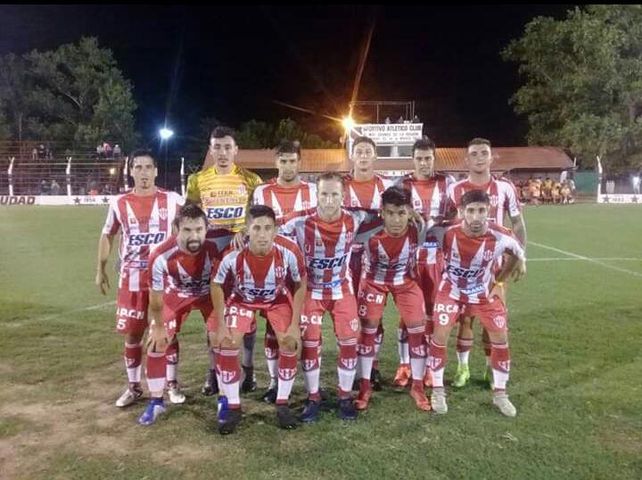 El festejo del goleador de Atlético Paraná