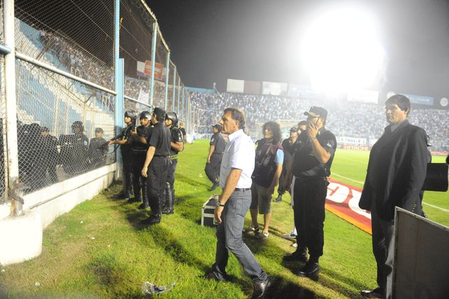 Miguel Angel Russo se acercó en medio de lo incidentes para intentar calmar los ánimos, de los hinchas y de la policía.