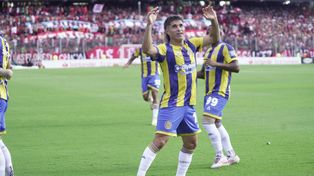 Ignacio Malcorra mira el cielo con la obra consumada por Duarte, en el gol de Central con el que empezó a ganar el clásico.