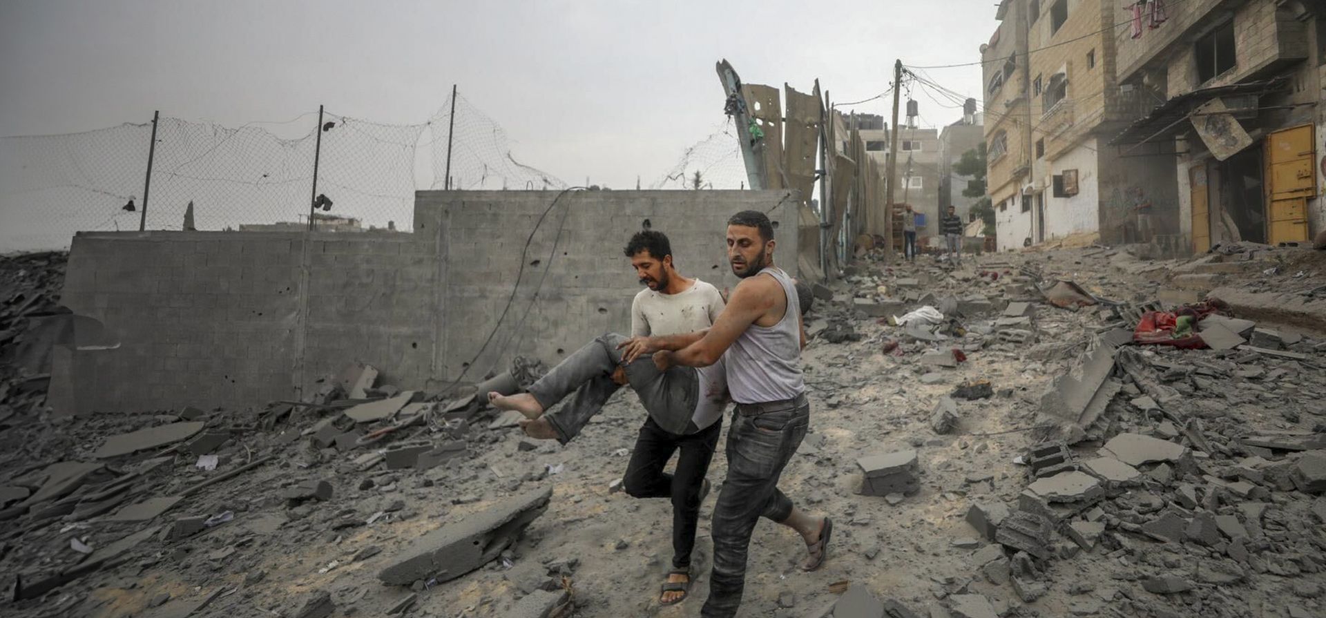 Palestinos evacuan a los heridos en el bombardeo aéreo israelí en Jabaliya, cerca de la ciudad de Gaza, el miércoles 11 de octubre de 2023 (Foto AP/Mohammad Al Masri) Palestinos evacuan a los heridos en el bombardeo aéreo israelí en Jabaliya, cerca de la ciudad de Gaza, el miércoles 11 de octubre de 2023 (Foto AP/Mohammad Al Masri)