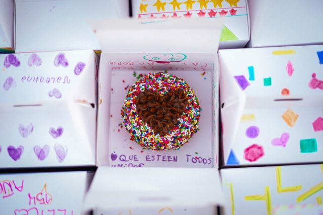 Caja con pastelito para celebrar el aniversario número 154 de Franck.