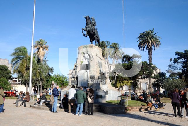 Mateada y debate en la plaza San Martín