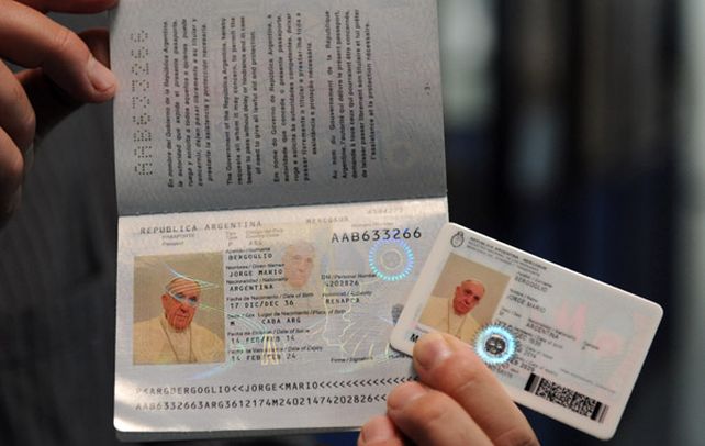 Orgulloso. La foto de Jorge Bergoglio en el DNI esta vez lo muestra con el solideo blanco de los Papas en su cabeza.