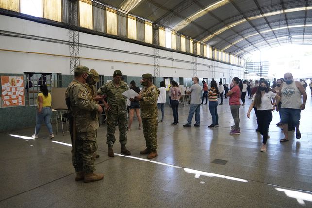 Efectivos policiales intervienen en una escuela del sudoeste rosarino luego de ser baleada. 